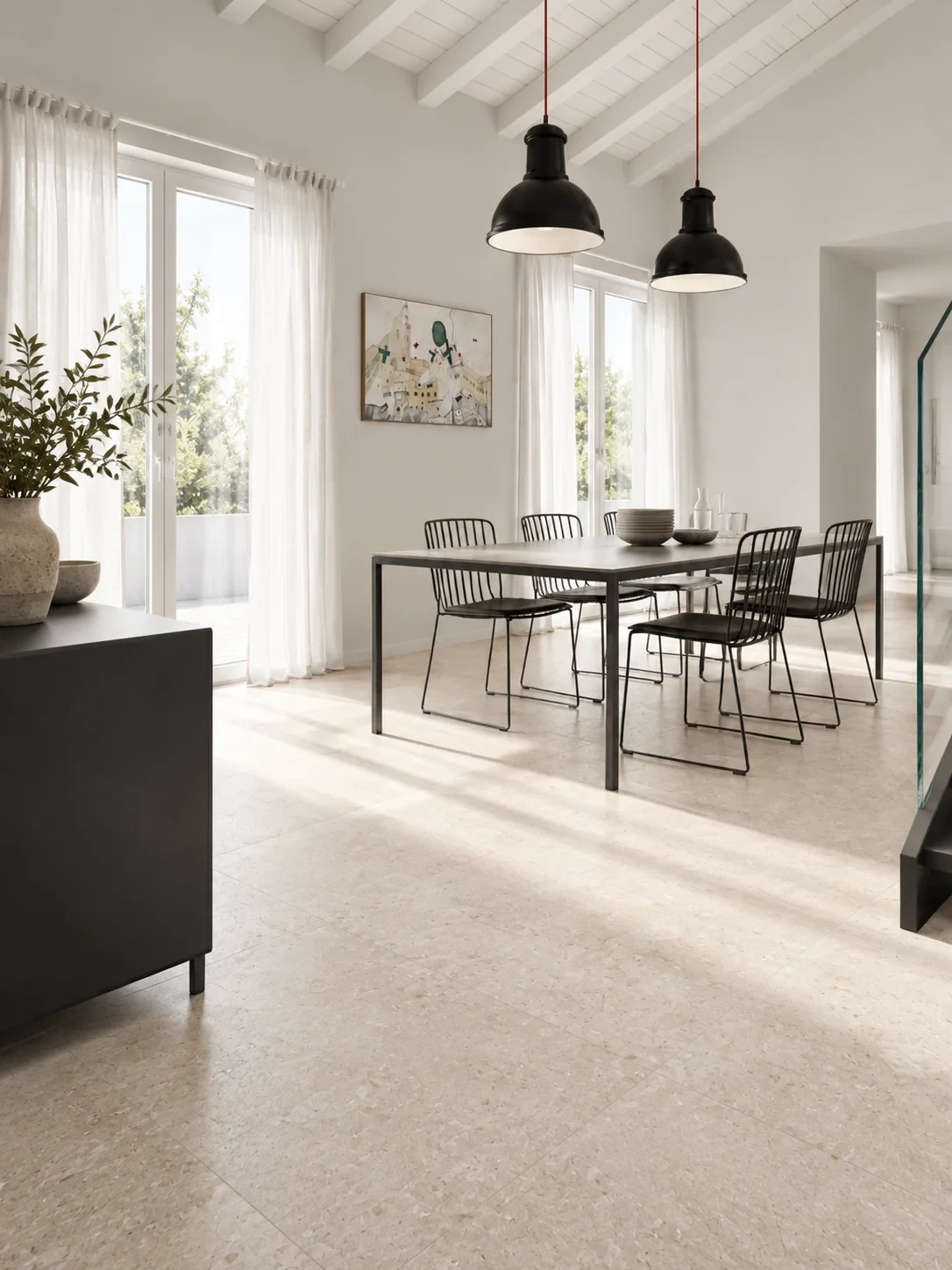 Płytki Limestone Ivory w nowoczesnej jadalni Contemporary z naturalnym światłem