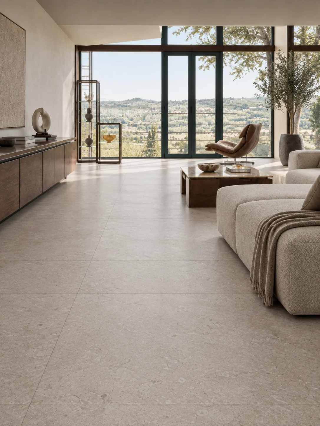 Limestone Taupe w przestronnym salonie Quiet Luxury z panoramicznym przeszkleniem