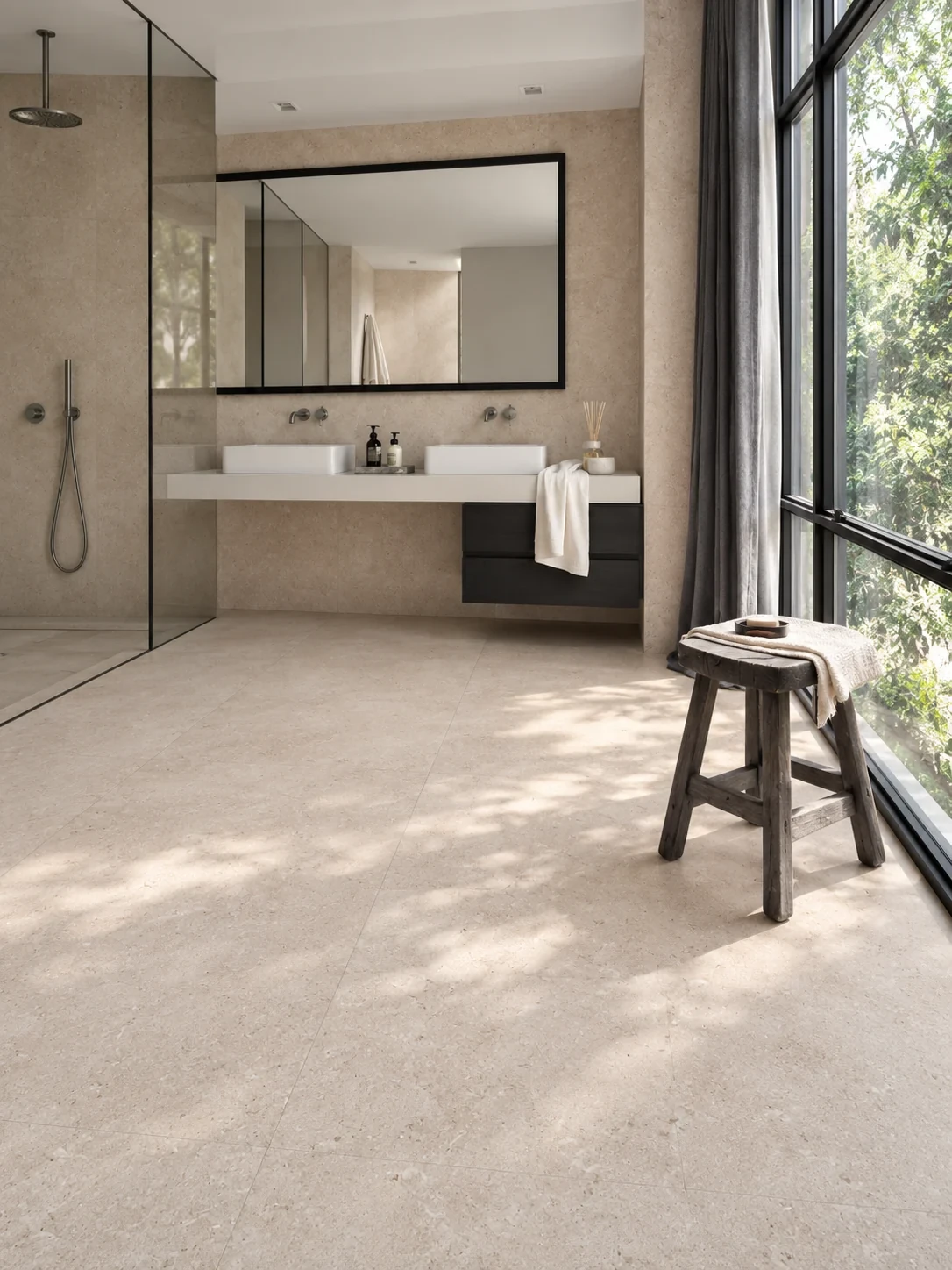 Marazzi Mystone Limestone Ivory 60x120 w łazience Warm Minimalism z dużym przeszkleniem