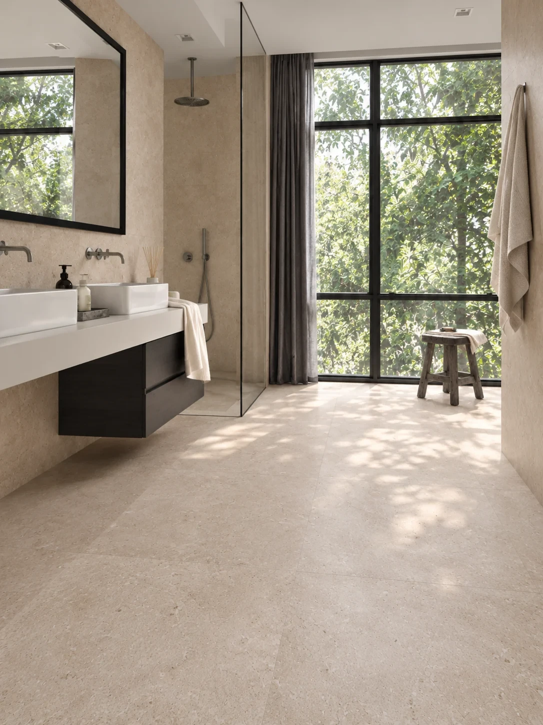 Płytki Limestone Ivory w jasnej łazience Warm Minimalism z naturalnym światłem