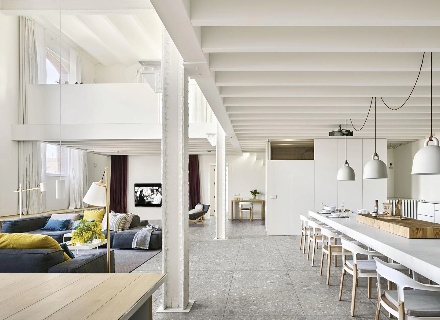 Gres Marazzi Mystone Ceppo DI Gre efekt terrazzo w minimalistycznym salonie