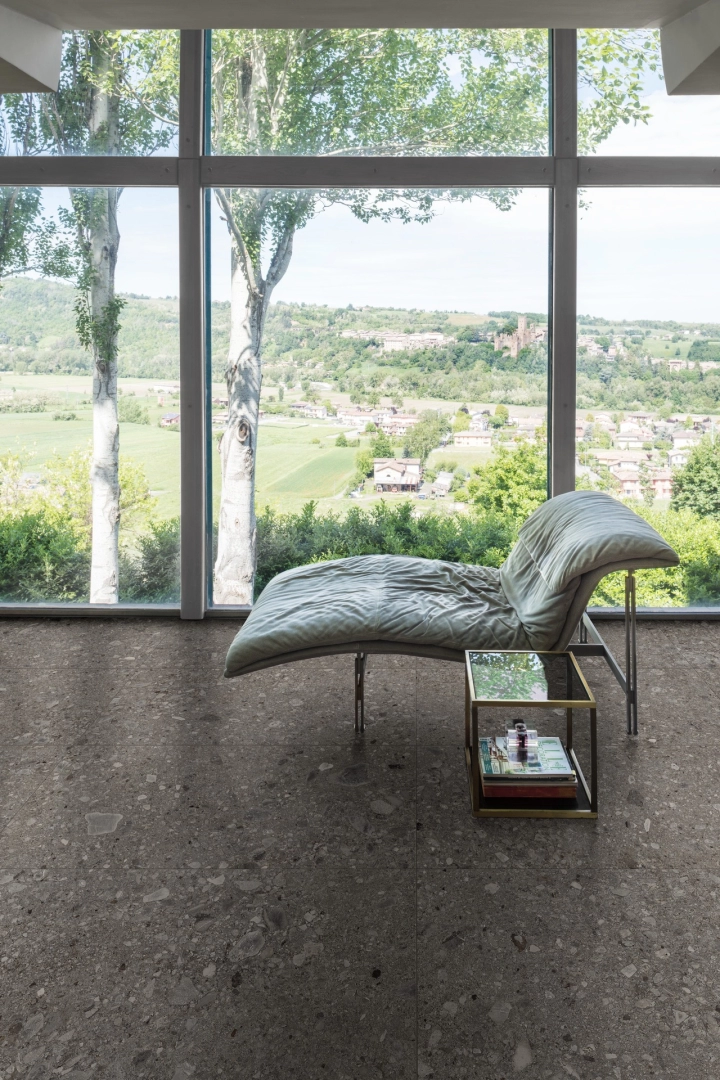 Płytki Marazzi Mystone Ceppo DI Gre efekt terrazzo w nowoczesnej aranżacji salonu
