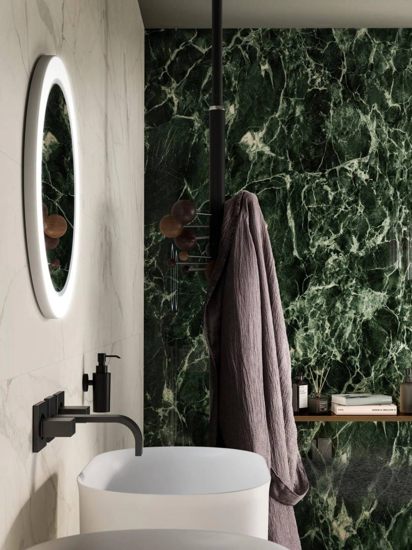 Gres Marazzi Allmarble Wall efekt marmur w przestronnym salonie z oknami tarasowymi