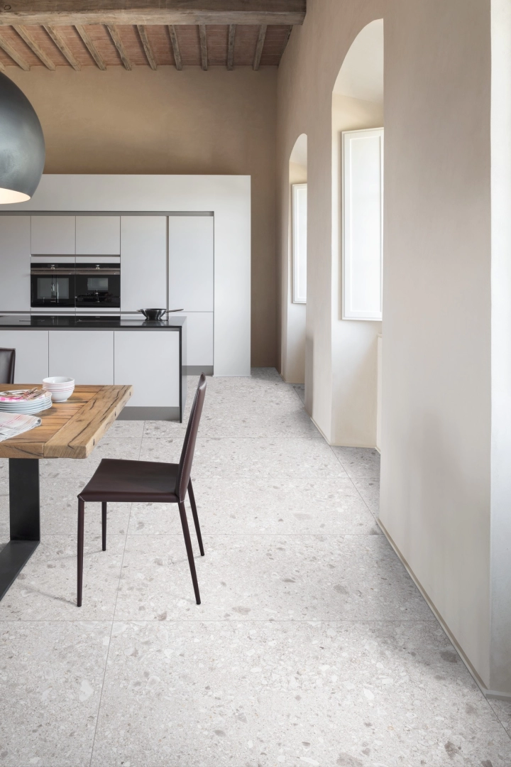 Marazzi Mystone Ceppo DI Gre gres o efekcie terrazzo na podłodze w nowoczesnym domu