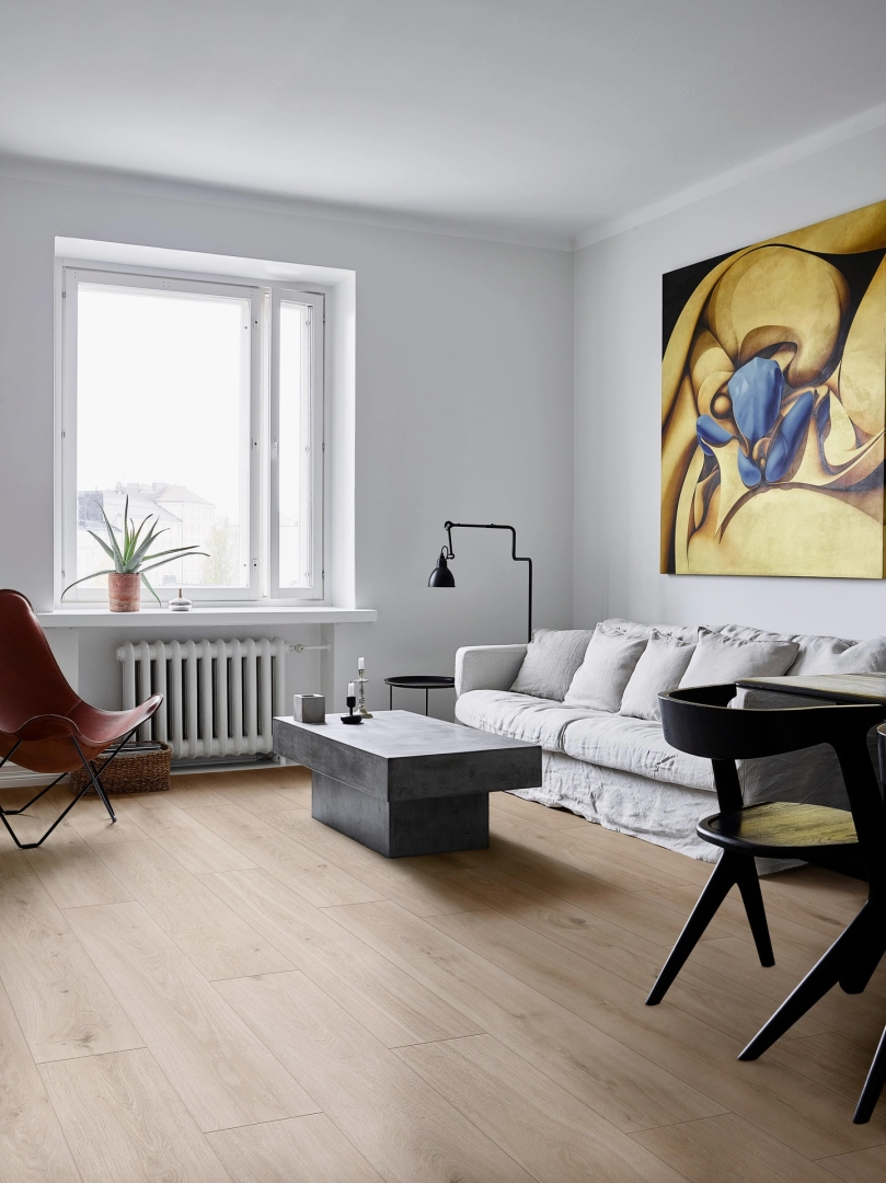 Płytki Marazzi Oltre imitujące drewno w salonie z dużym przeszkleniem