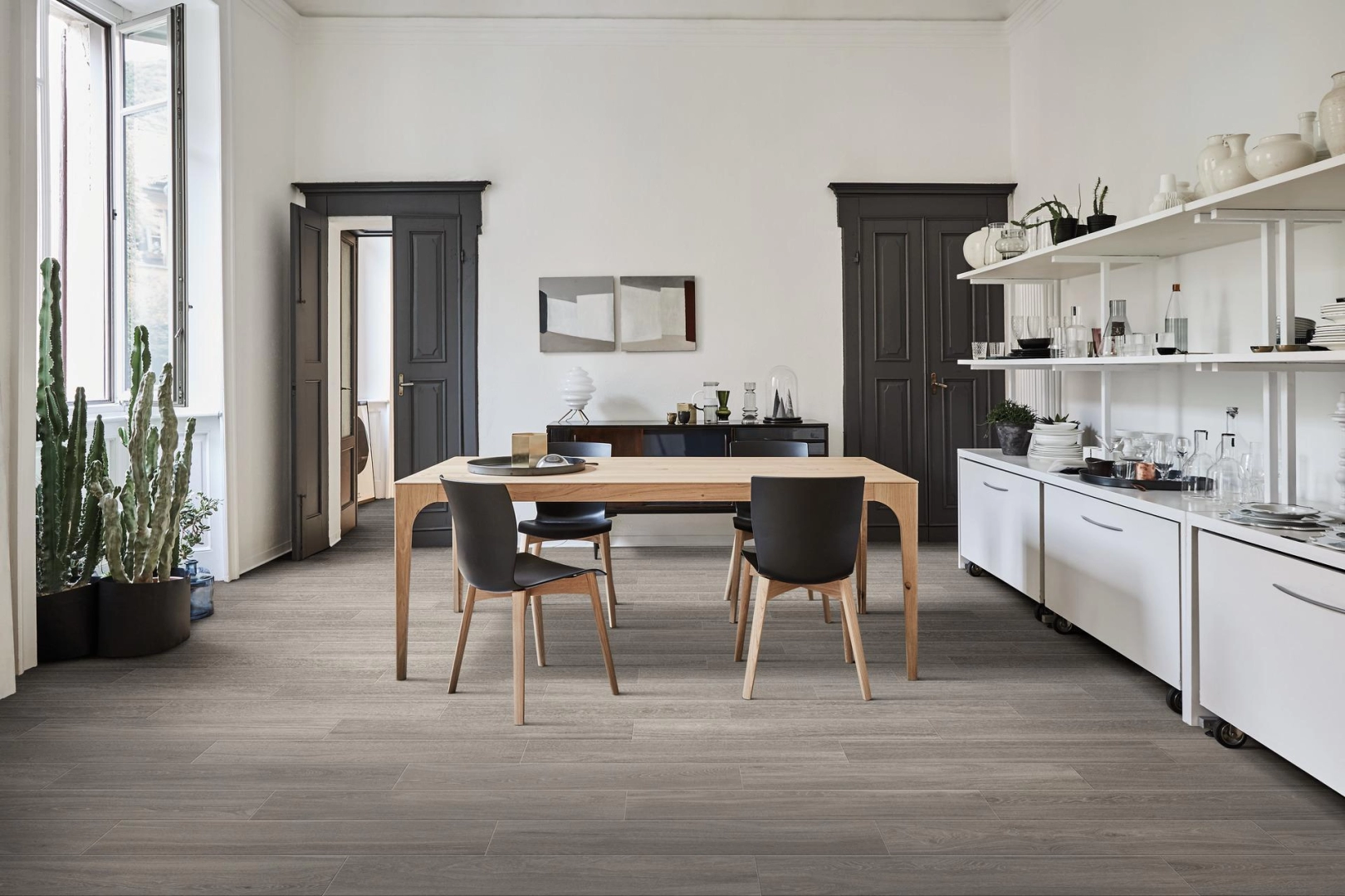 Płytki gresowe Marazzi Actually efekt drewno w eleganckim salonie z dużymi przeszkleniami