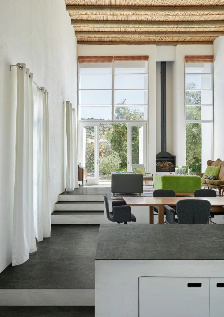 Płytki Marazzi Grande Concrete Look imitujące beton w nowoczesnej aranżacji z dużą ilością światła