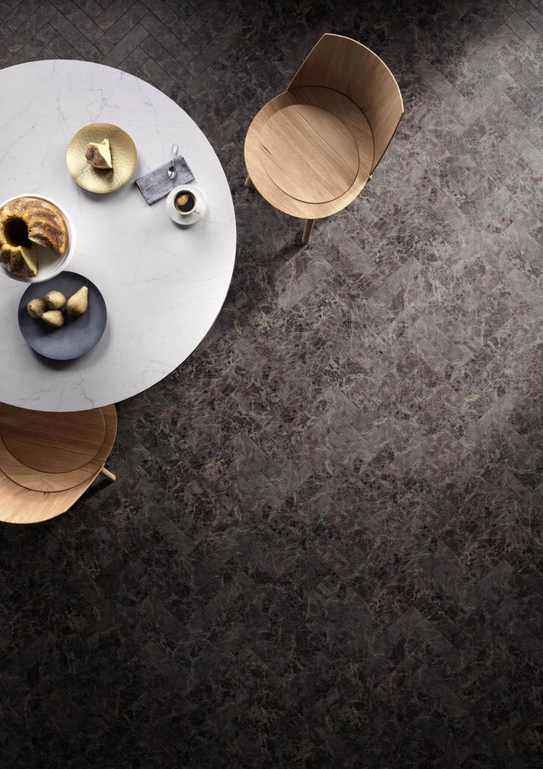 Płytki Marazzi Allmarble imitujące marmur w nowoczesnej aranżacji z dużą ilością światła