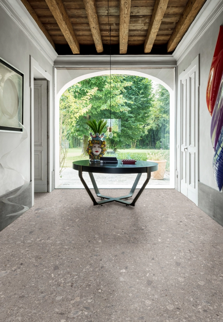 Gres Marazzi Mystone Ceppo DI Gre efekt terrazzo w przestronnym salonie z oknami tarasowymi
