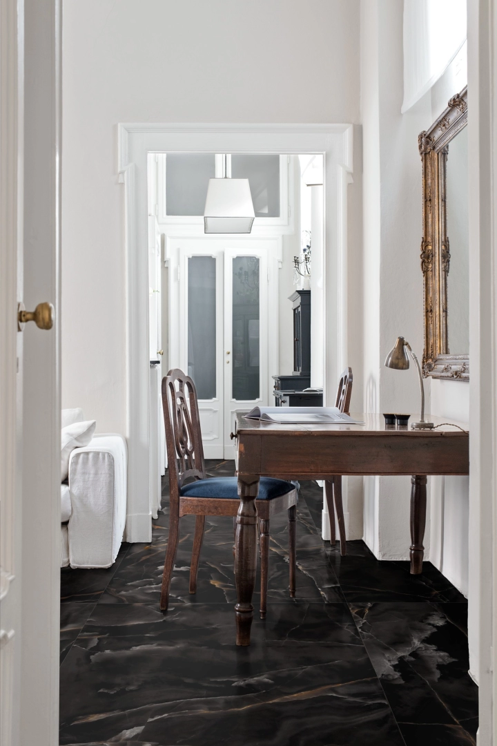 Płytki gresowe Marazzi Allmarble efekt marmur w nowoczesnym salonie z drewnianymi akcentami