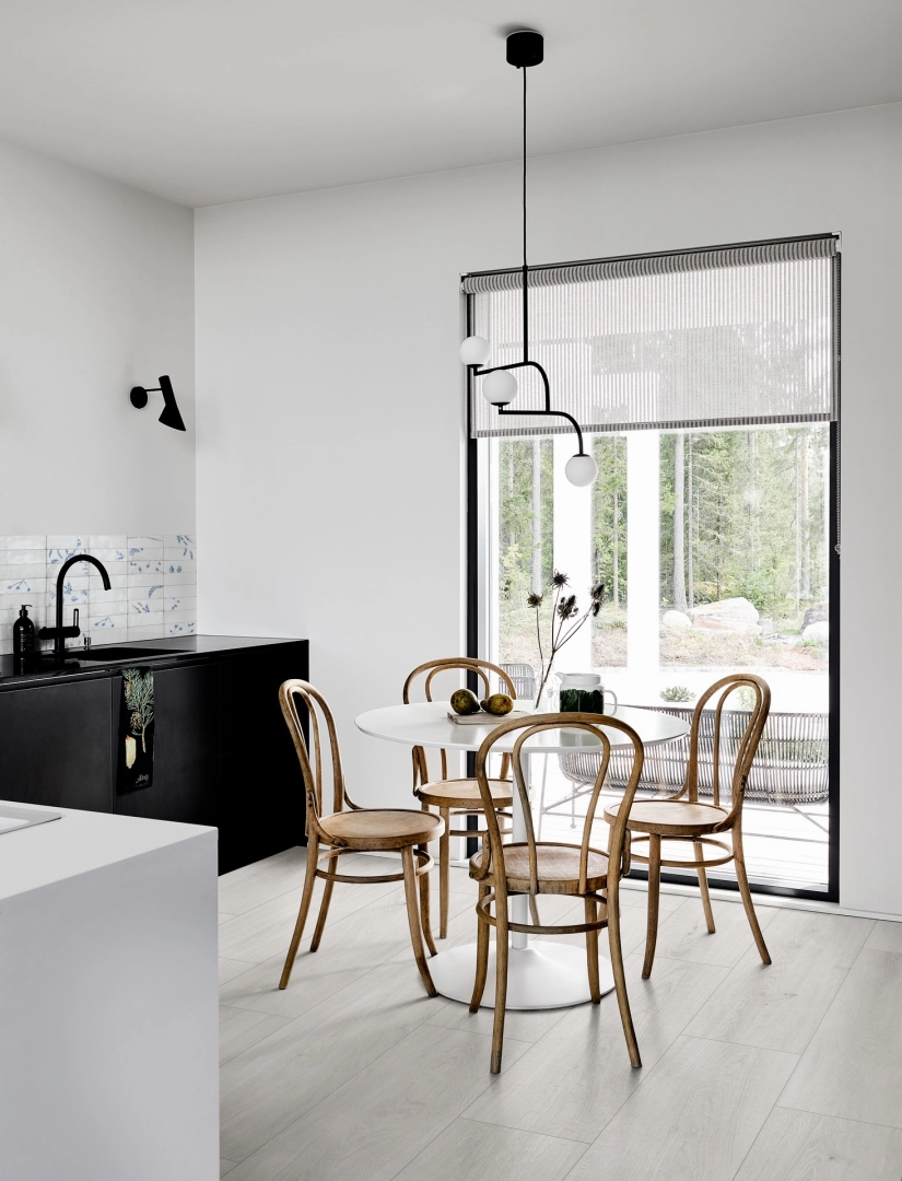 Marazzi Oltre gres o efekcie drewna w nowoczesnym apartamencie