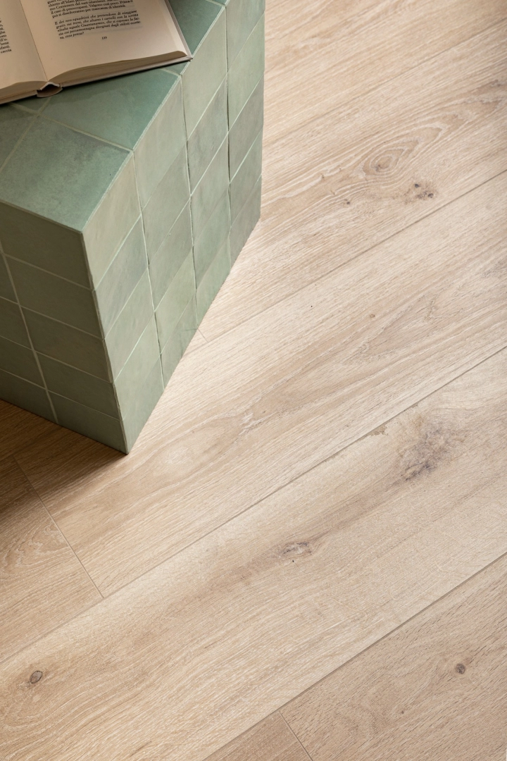 Płytki Marazzi Oltre efekt drewno w nowoczesnej aranżacji salonu