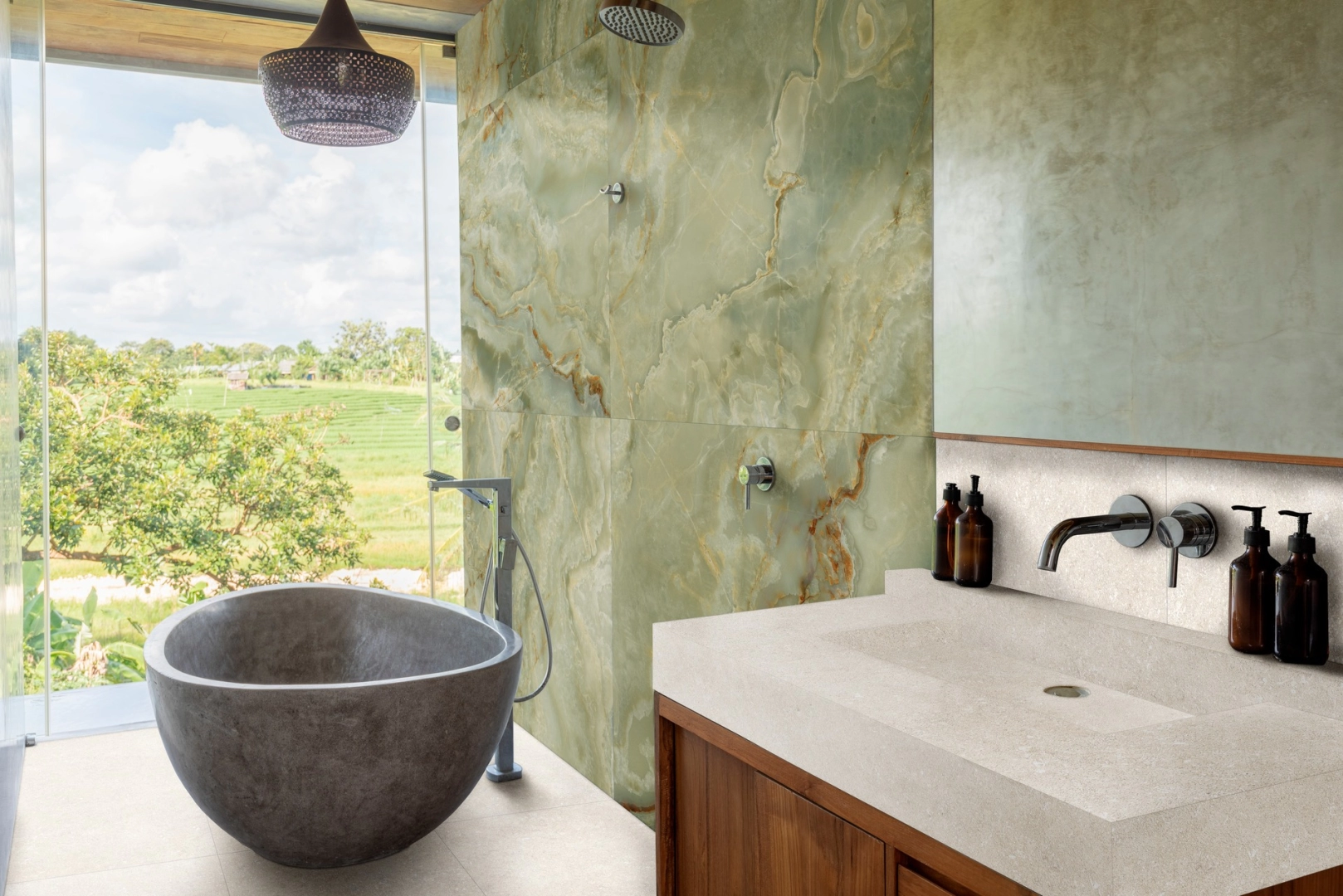 Wielkoformatowy gres Marazzi Allmarble efekt marmur w salonie z kominkiem