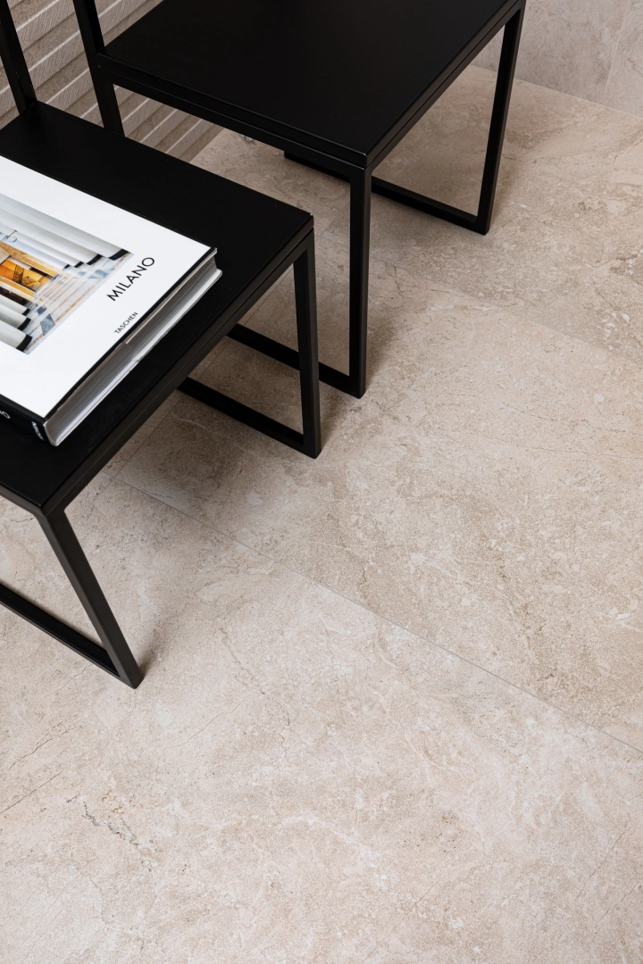 Płytki Marazzi Alba efekt drewno i kamień w nowoczesnej aranżacji salonu