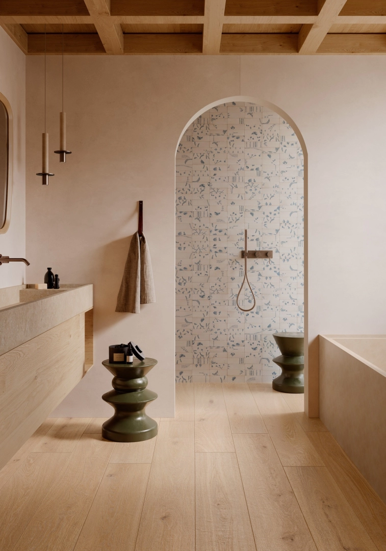 Płytki Marazzi Oltre efekt drewno w salonie z otwartą kuchnią