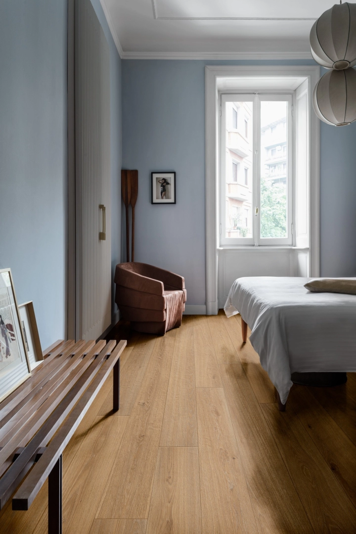 Płytki gresowe Marazzi Oltre efekt drewno w eleganckim salonie z dużymi przeszkleniami