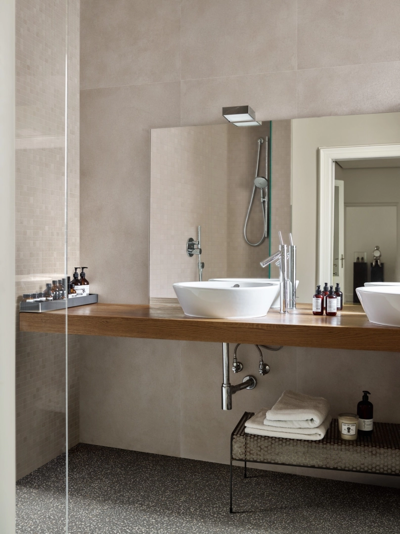 Wielkoformatowy gres Marazzi Alchimia efekt beton w salonie z kominkiem