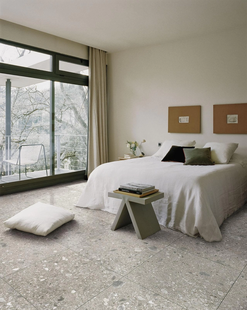 Wielkoformatowy gres Marazzi Mystone Ceppo DI Gre efekt terrazzo w eleganckiej strefie dziennej