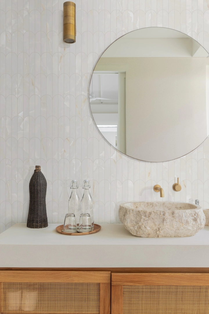 Gres Marazzi Allmarble efekt marmur w przestronnym salonie z oknami tarasowymi