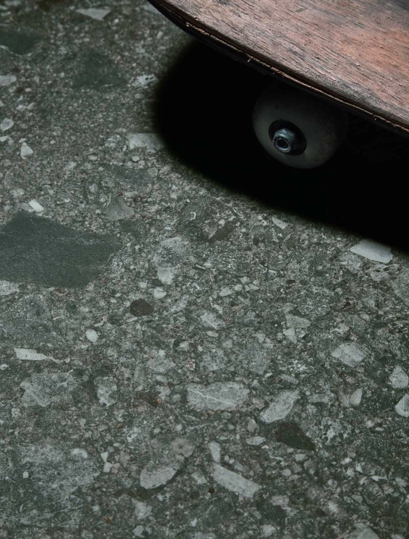 Marazzi Mystone Ceppo DI Gre – gres imitujący terrazzo w jasnym salonie w stylu skandynawskim