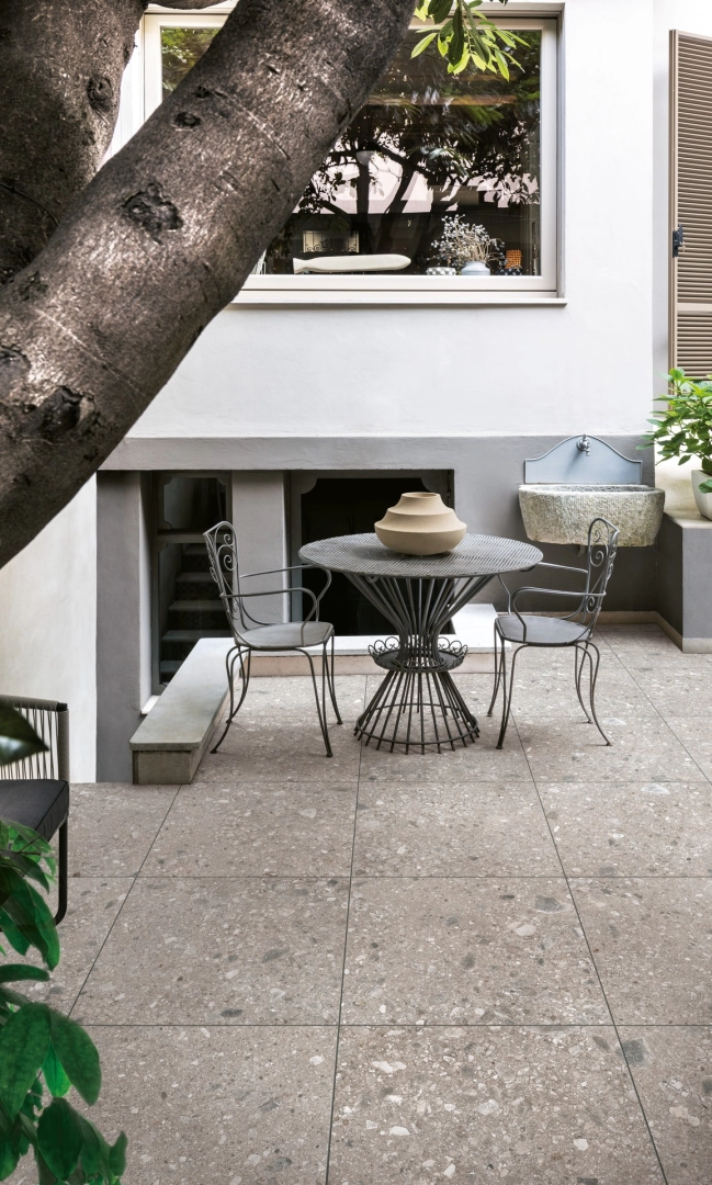 Płytki Marazzi Mystone Ceppo DI Gre efekt terrazzo w salonie z naturalnym oświetleniem