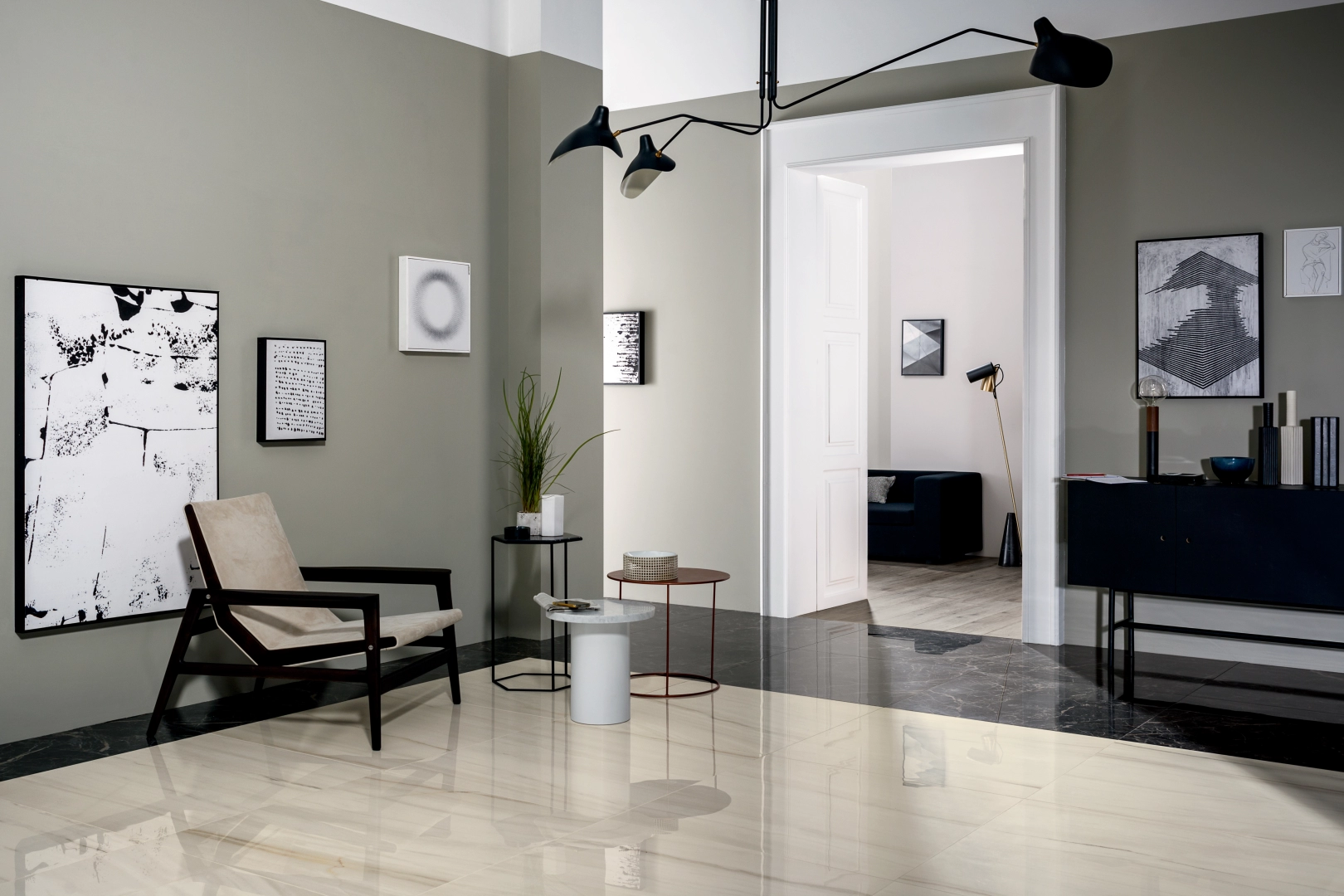 Płytki gresowe Marazzi Allmarble efekt marmur w jasnym, otwartym salonie