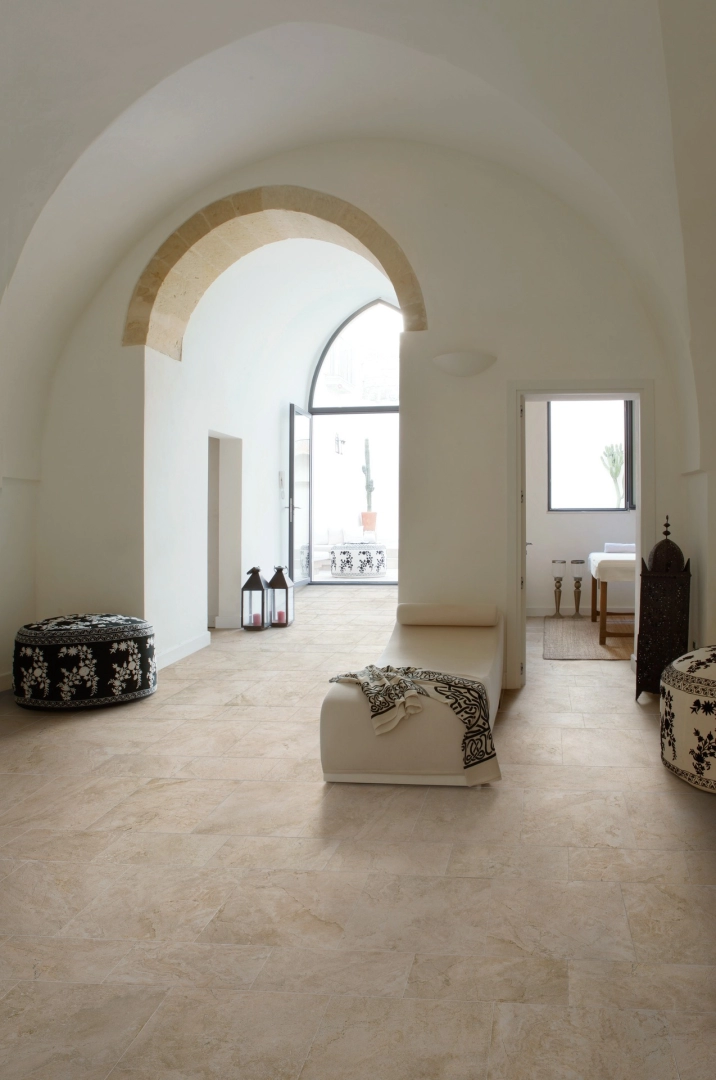 Płytki Marazzi Alba imitujące drewno i kamień w salonie z dużym przeszkleniem