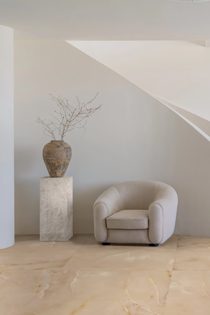 Płytki Marazzi Allmarble imitujące marmur w eleganckim holu i salonie