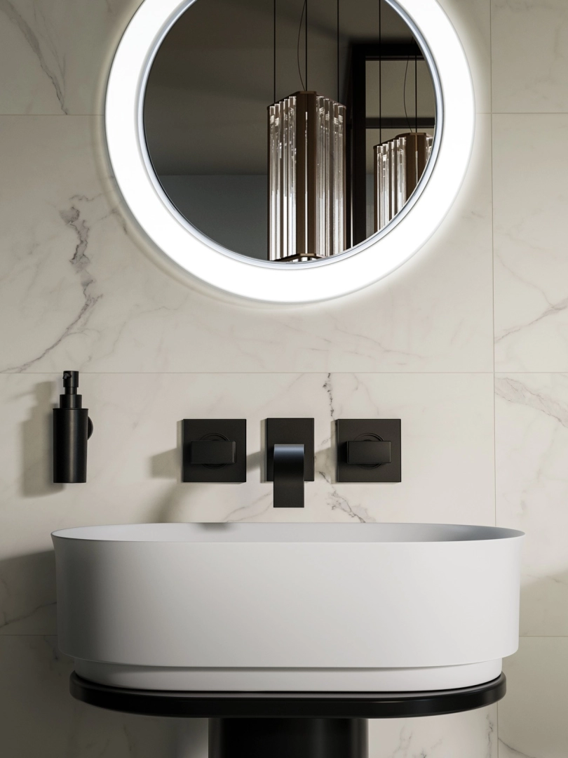 Płytki gresowe Marazzi Allmarble Wall efekt marmur w eleganckim salonie z dużymi przeszkleniami