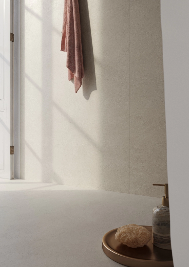 Gres Marazzi Grande Concrete Look efekt beton w przestronnym salonie z oknami tarasowymi