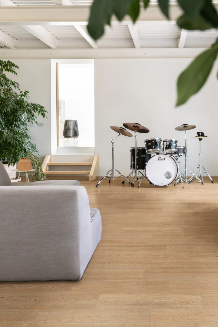 Gres porcelanowy Marazzi Alma drewno w minimalistycznym wnętrzu
