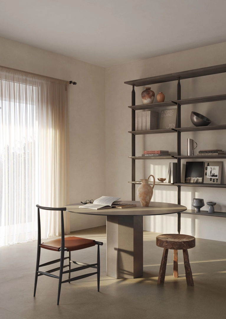 Płytki Marazzi Grande Concrete Look imitujące beton w salonie z dużym przeszkleniem