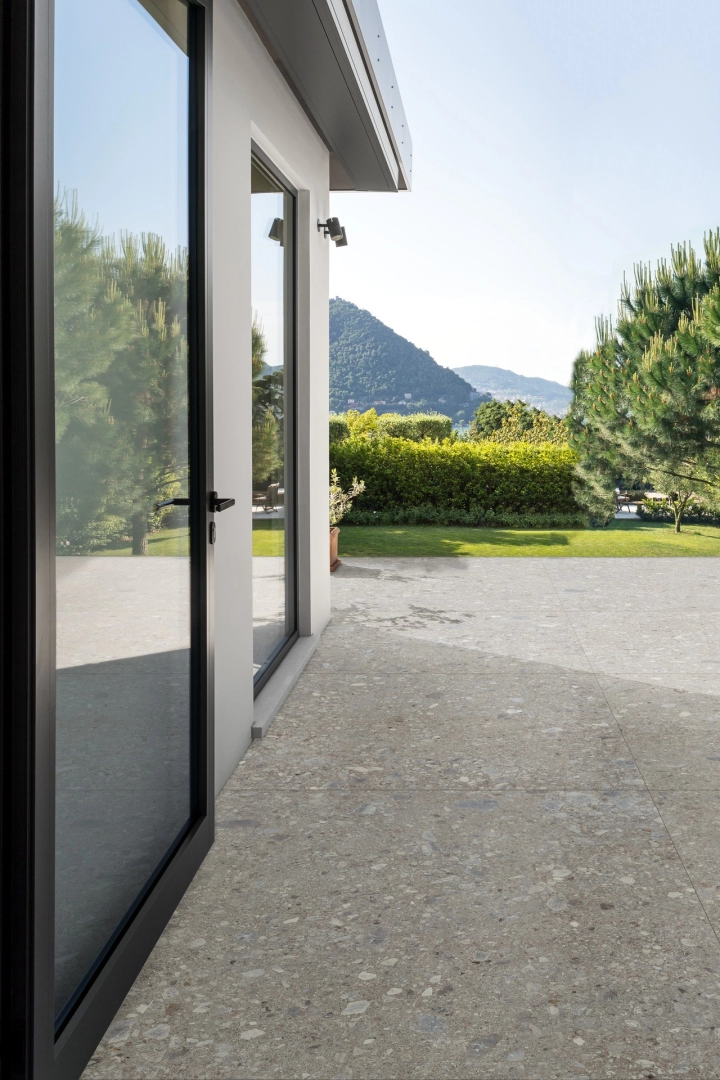 Gres porcelanowy Marazzi Mystone Ceppo DI Gre terrazzo w przestronnej strefie dziennej