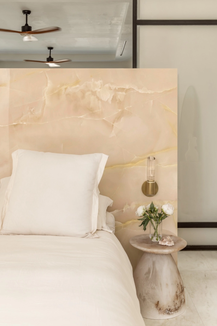 Marazzi Allmarble – gres imitujący marmur w jasnym salonie w stylu skandynawskim