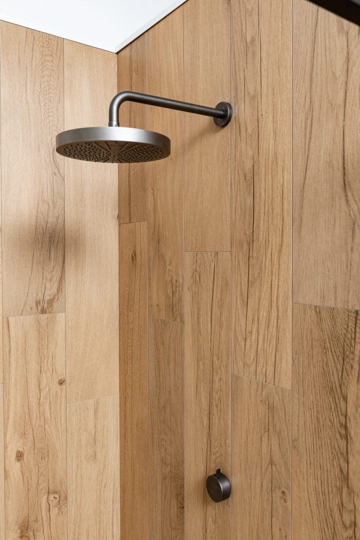 Marazzi Alba – gres imitujący drewno i kamień w jasnym, przestronnym salonie