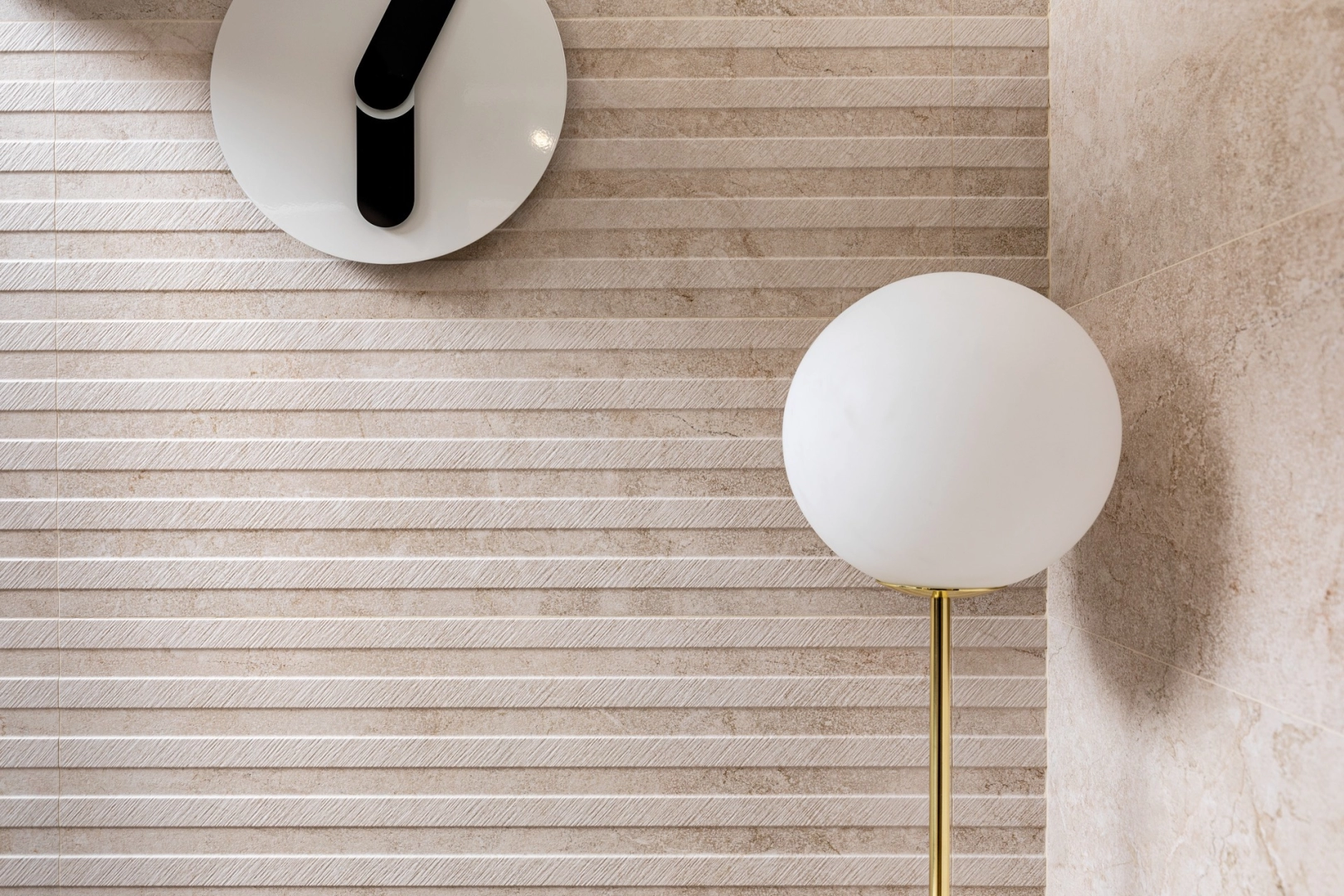Marazzi Alba gres o efekcie drewna i kamienia na podłodze w nowoczesnym domu