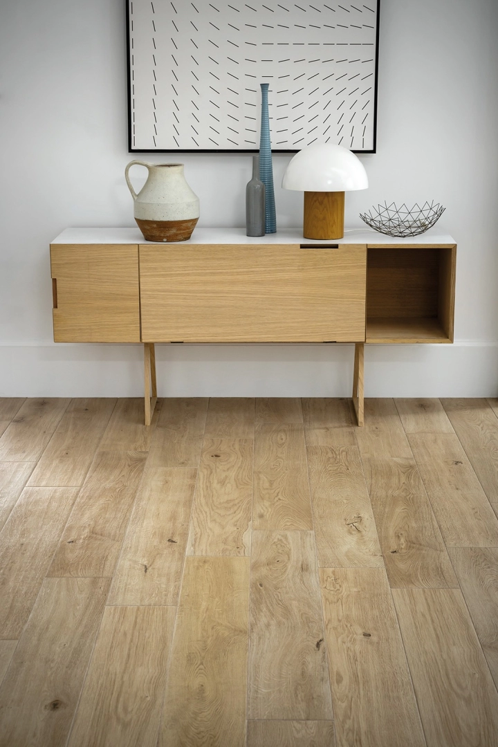 Gres Marazzi Treverkever efekt drewno w nowoczesnym salonie