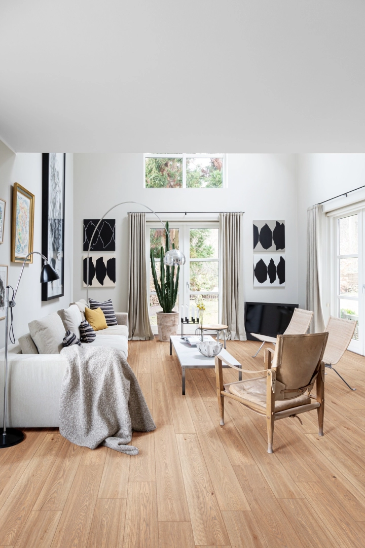 Marazzi Alma – gres imitujący drewno w jasnym, przestronnym salonie
