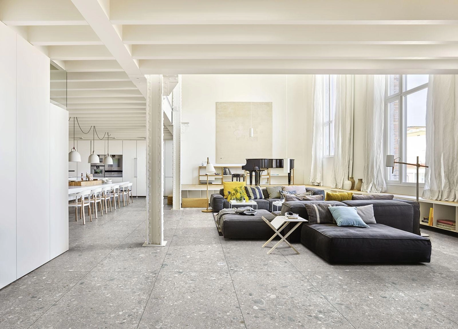 Marazzi Mystone Ceppo DI Gre gres o efekcie terrazzo w nowoczesnym apartamencie