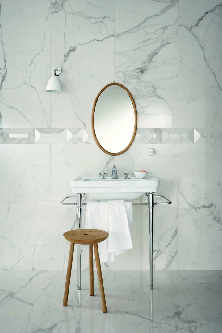 Marazzi Allmarble gres o efekcie marmuru na podłodze w nowoczesnym domu