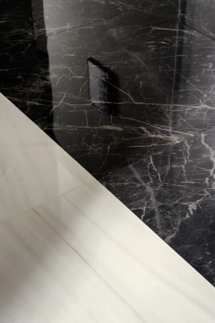 Płytki gresowe Marazzi Allmarble efekt marmur w eleganckim salonie z dużymi przeszkleniami