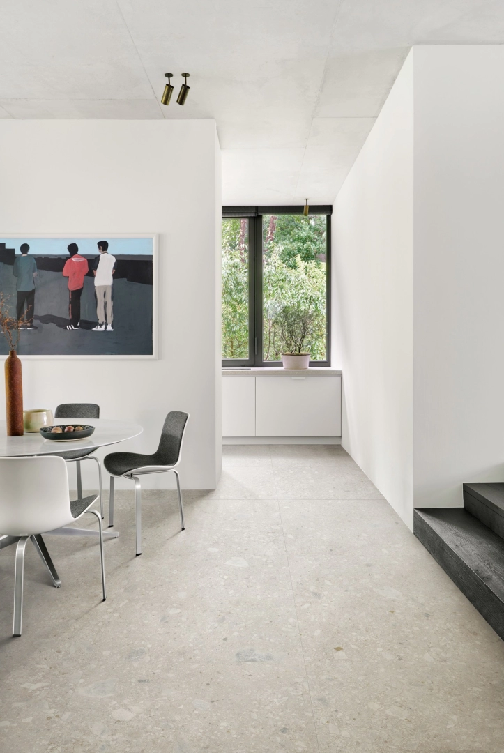 Marazzi Mystone Ceppo DI Gre – gres imitujący terrazzo w jasnym, przestronnym salonie