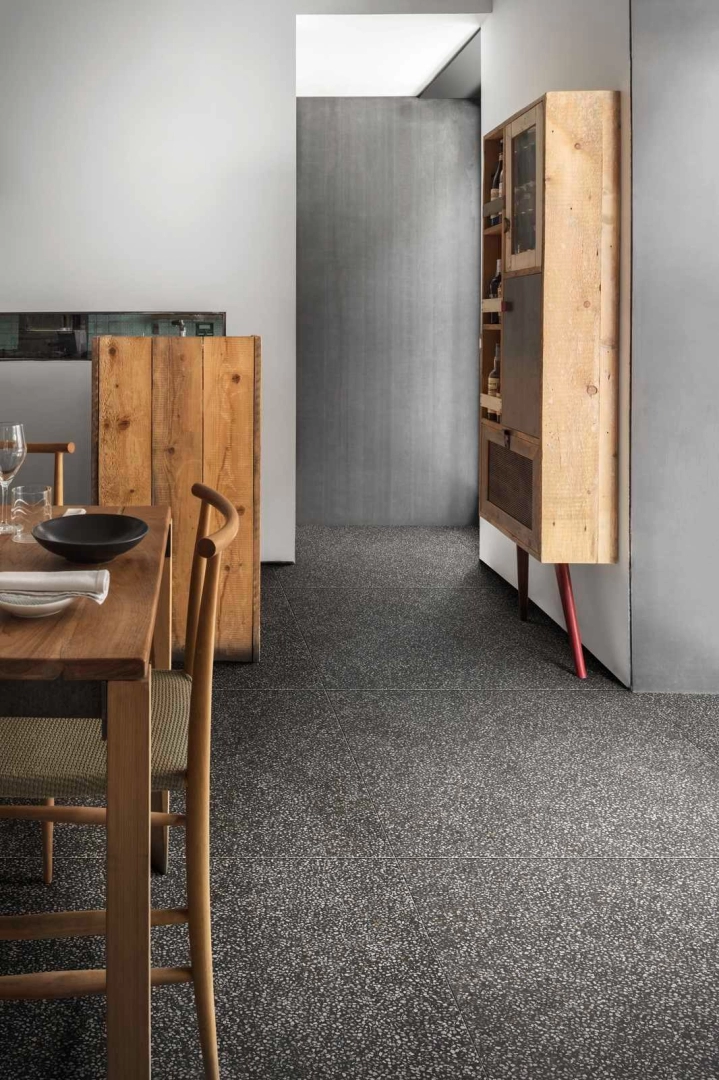 Gres porcelanowy Marazzi Art terrazzo w minimalistycznym wnętrzu