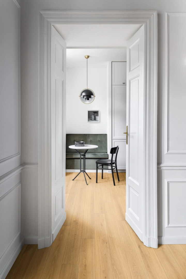 Marazzi Oltre – gres imitujący drewno w jasnym, przestronnym salonie