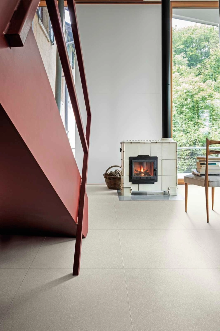 Płytki gresowe Marazzi Art efekt terrazzo w eleganckim salonie z dużymi przeszkleniami