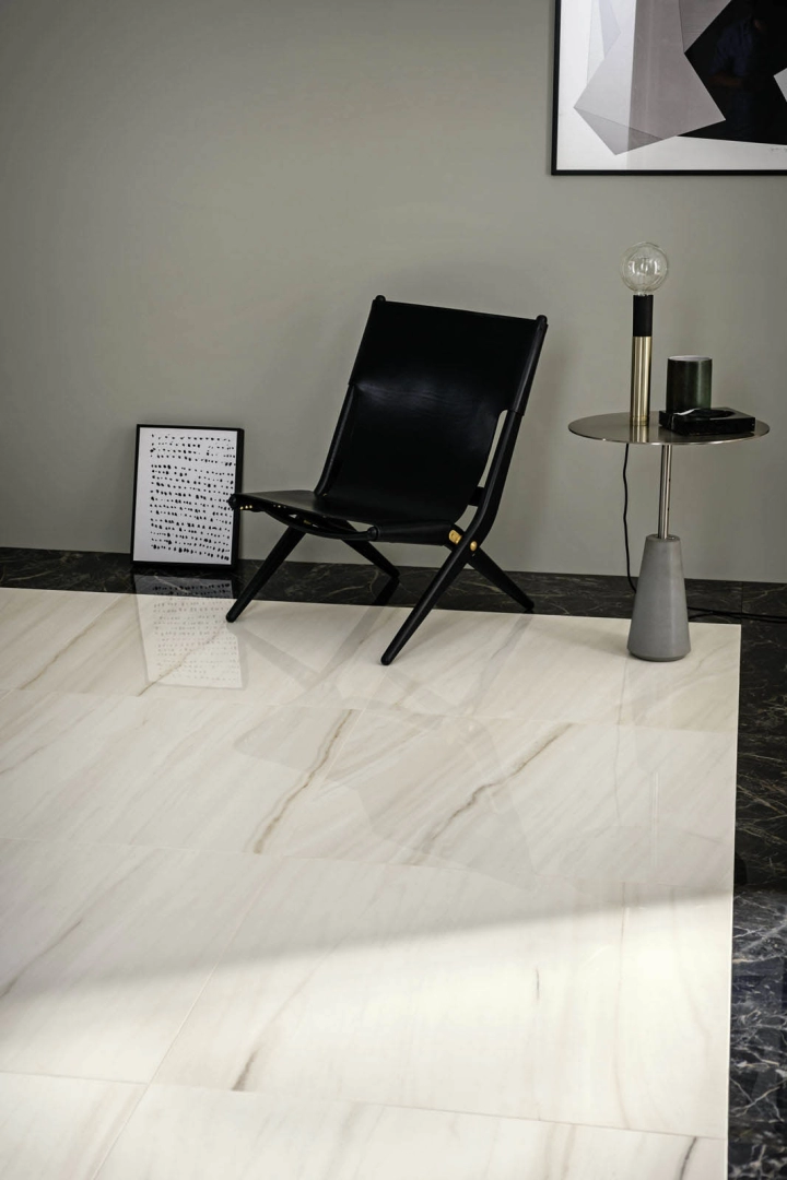 Gres Marazzi Allmarble efekt marmur w nowoczesnym salonie