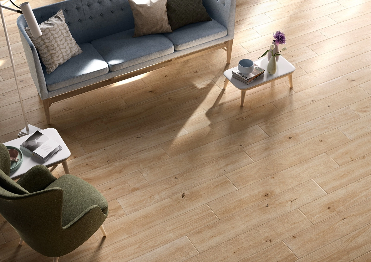 Marazzi Treverkever – gres imitujący drewno w jasnym, przestronnym salonie