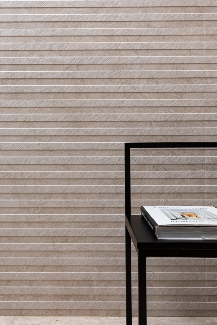 Płytki gresowe Marazzi Alba efekt drewno i kamień w nowoczesnym salonie z drewnianymi akcentami
