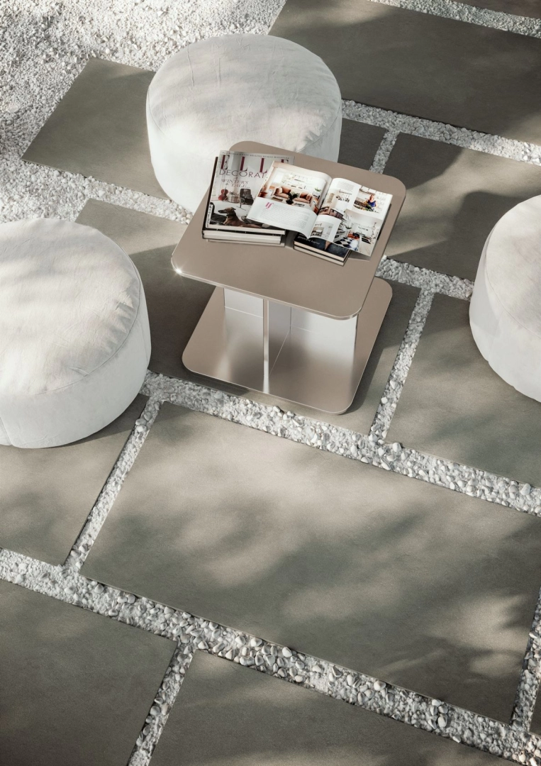 Wielkoformatowy gres Ragno Stratford efekt kamień, Beton w salonie z kominkiem – aranżacja 37