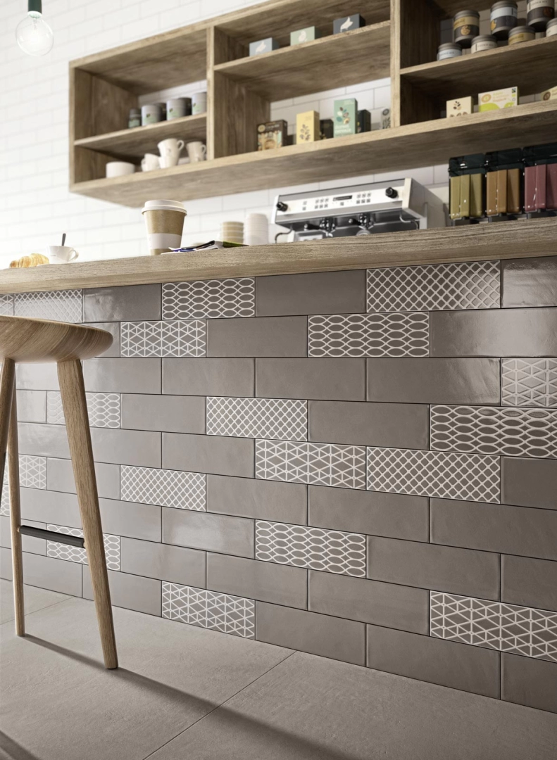 Ragno Brick Glossy – gres imitujący cegła w jasnym, przestronnym salonie
